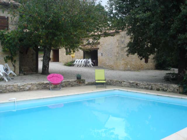 La grande maison et la piscine